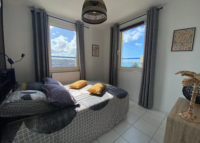 Holiday home Maison Vue Mer, Port Et *